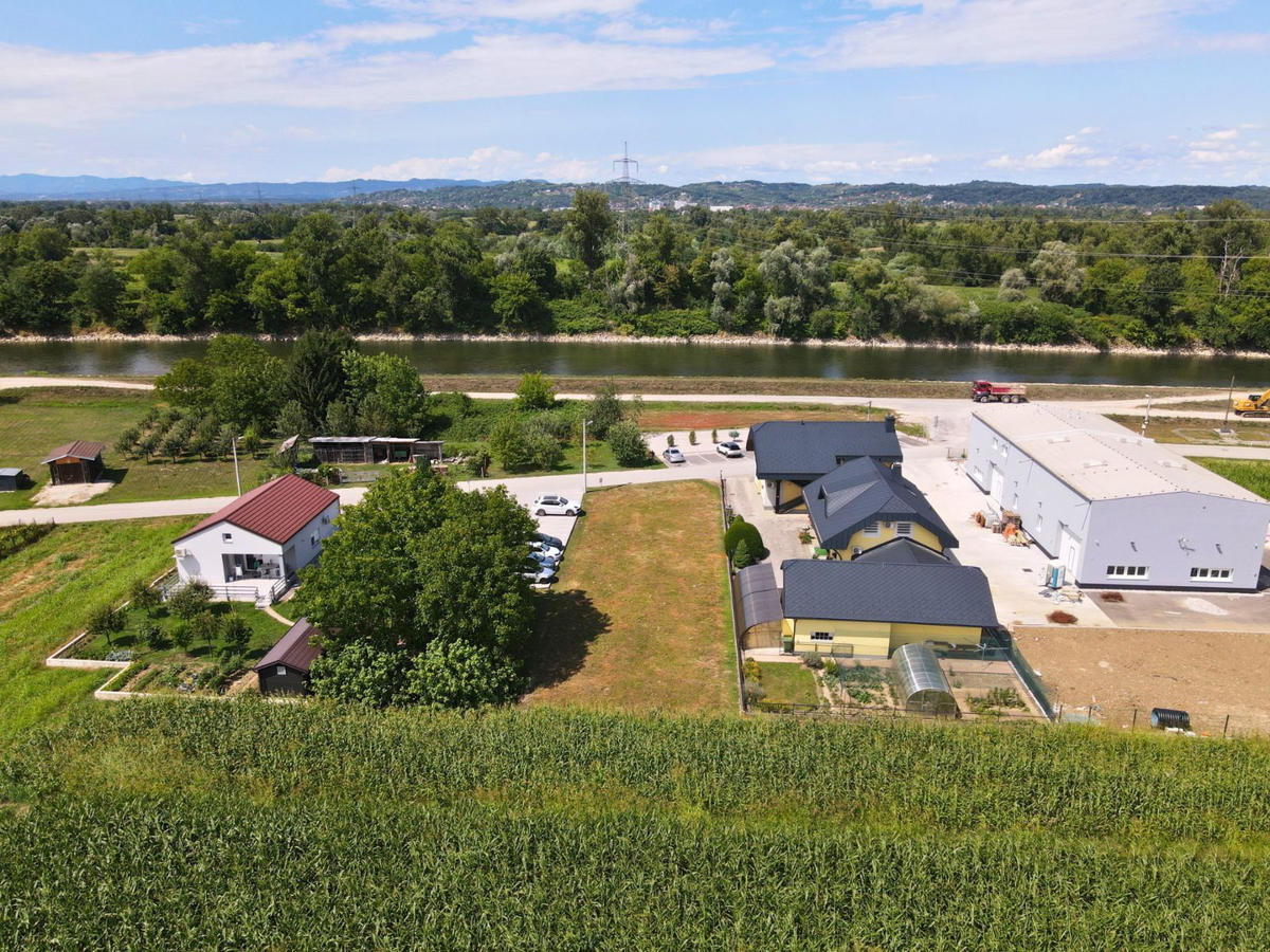 Atraktivno gradbeno zemljišče v Samoborskem Otoku