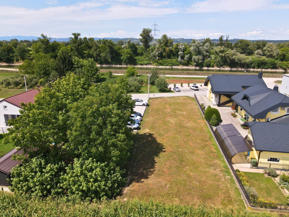 Atraktivno gradbeno zemljišče v Samoborskem Otoku