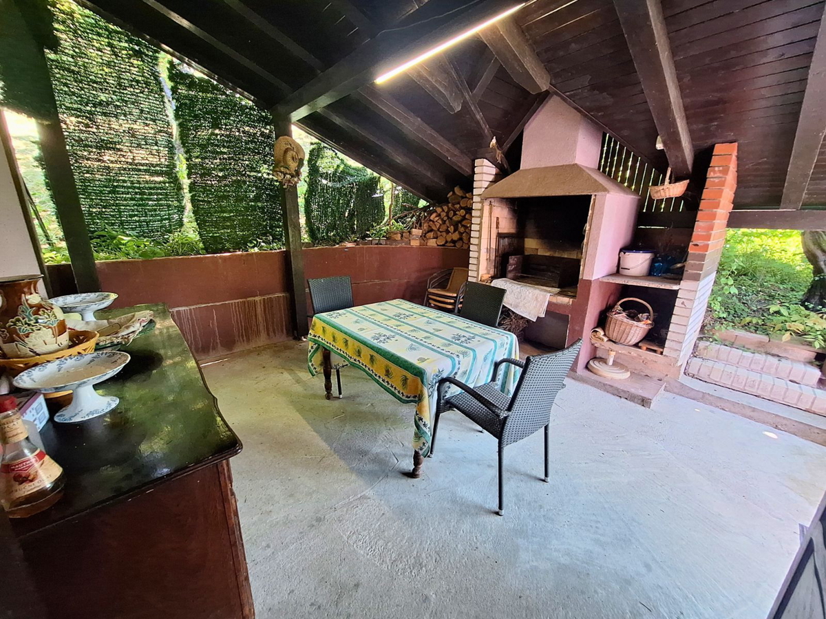 Čudovita hiša obdana z naravo