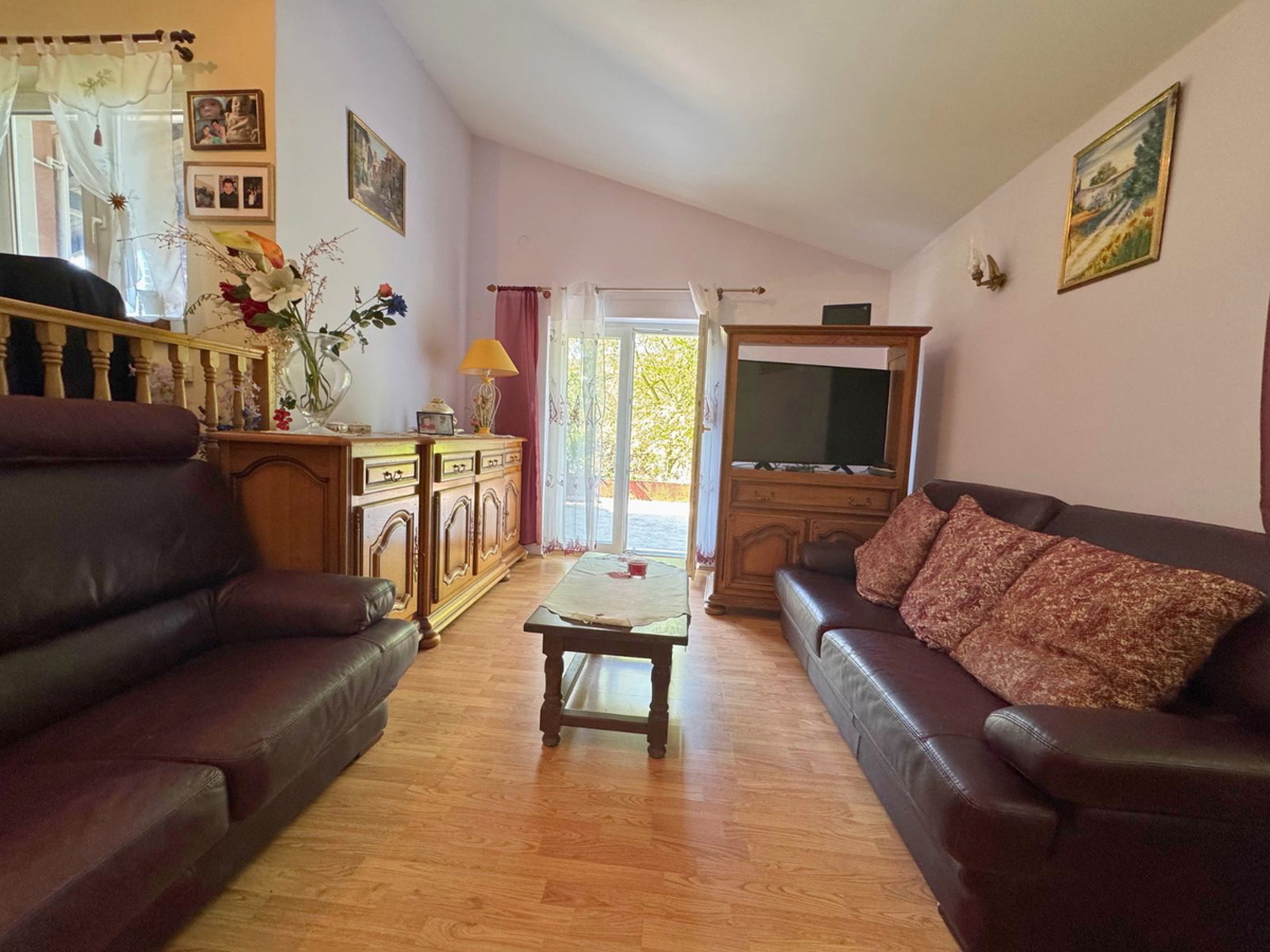 Čudovita hiša obdana z naravo