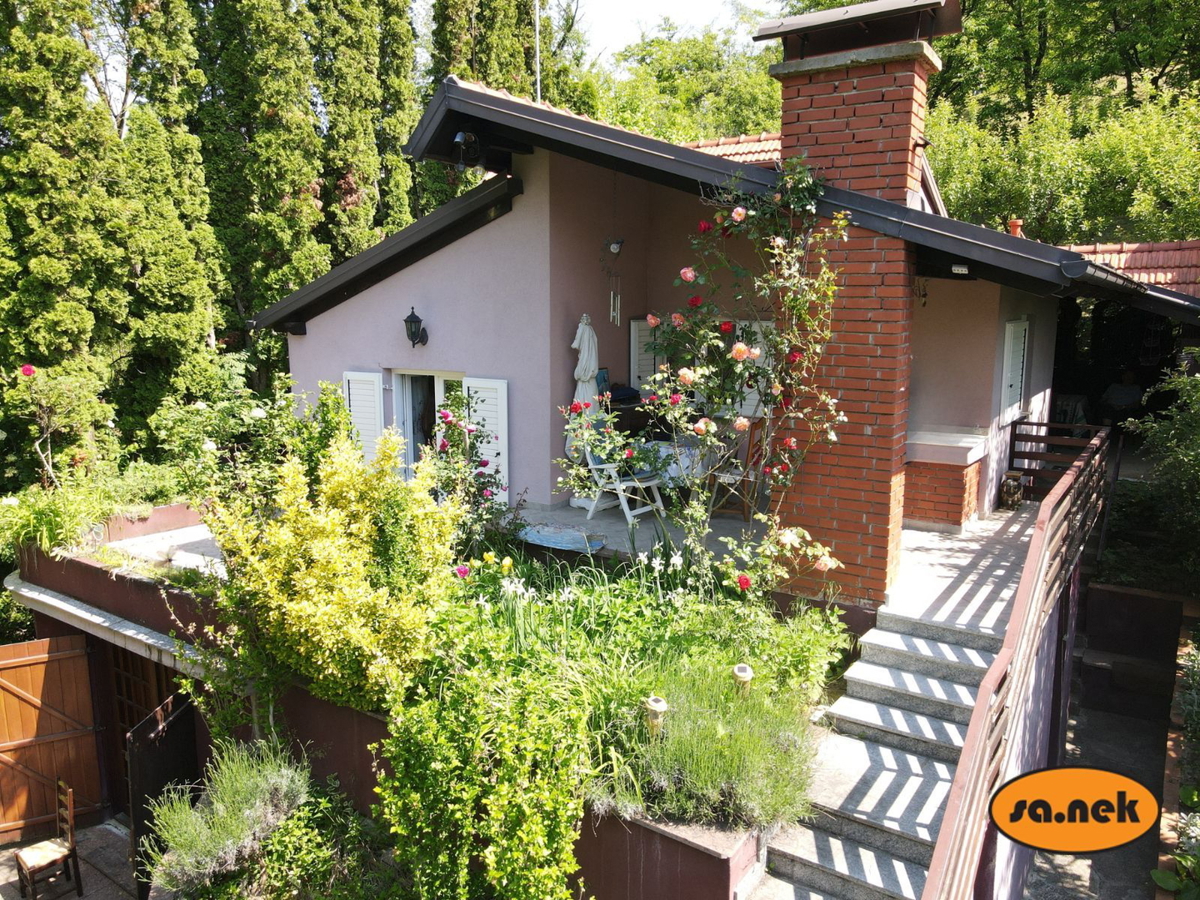 Čudovita hiša obdana z naravo