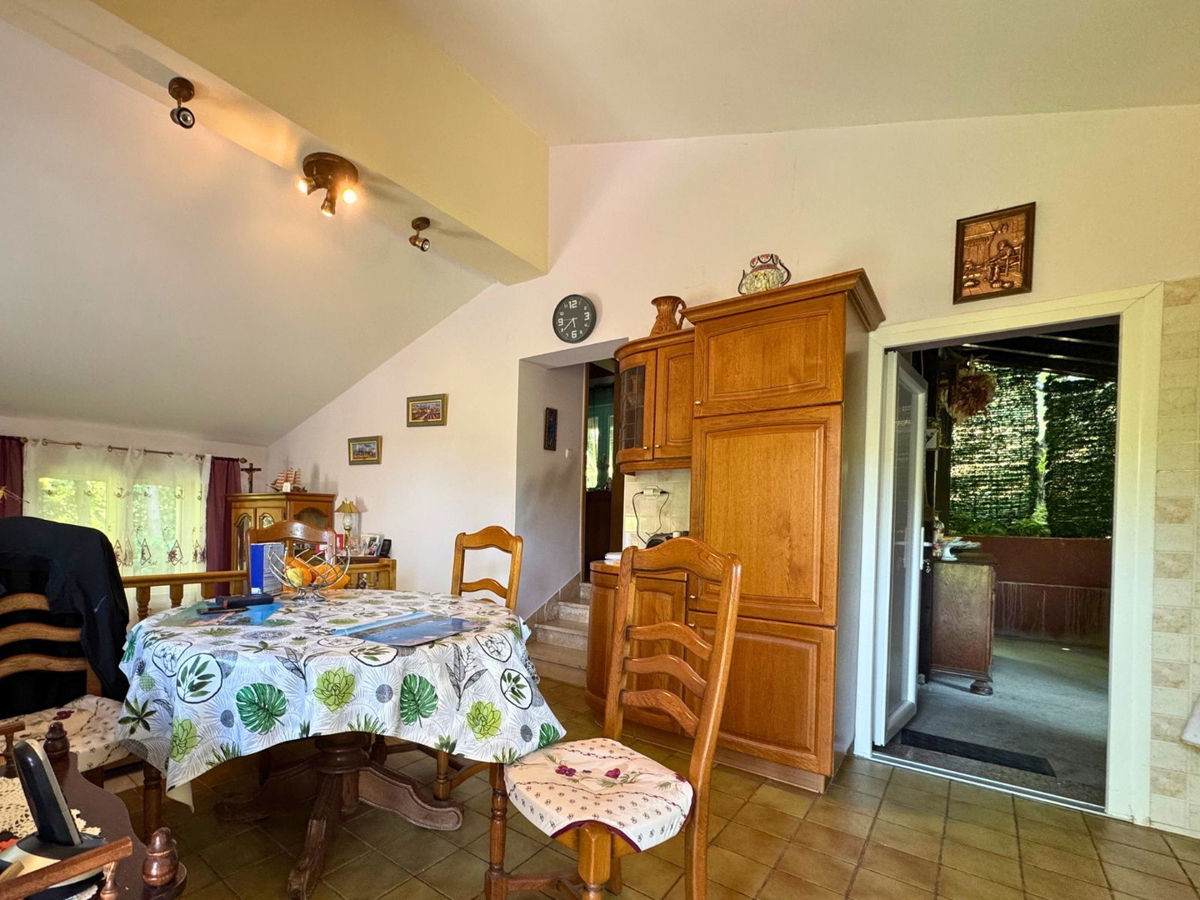 Čudovita hiša obdana z naravo