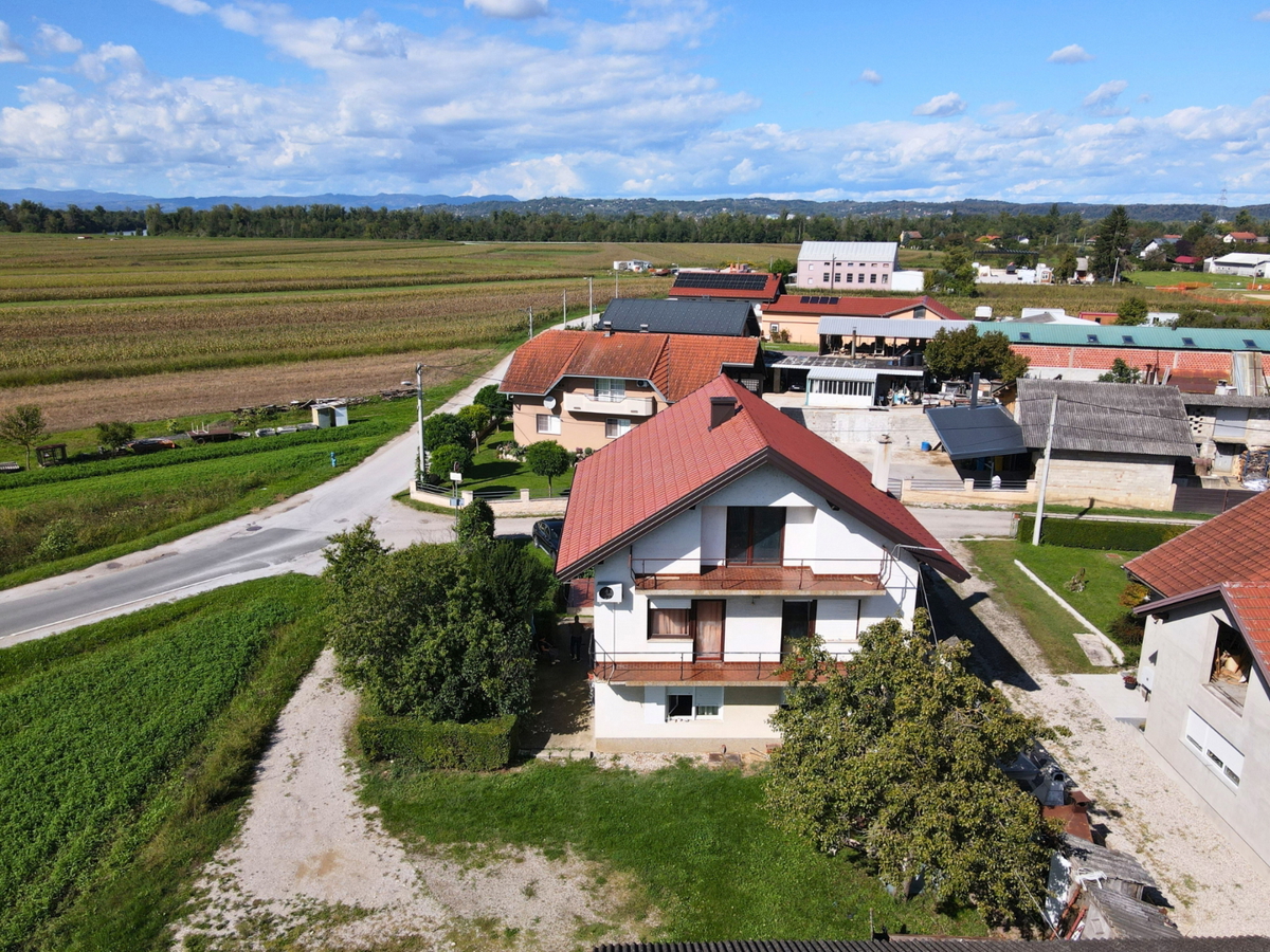 Hiša z dvema stanovanjskima enotama v okolici Samobora