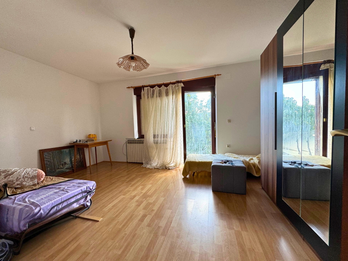 Hiša z dvema stanovanjskima enotama v okolici Samobora