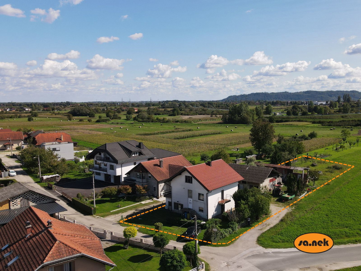 Hiša z dvema stanovanjskima enotama v okolici Samobora