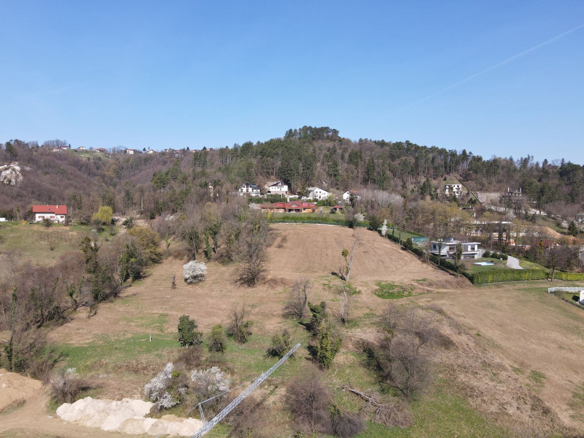 Gradbeno zemljišče v stanovanjski četrti Samobora