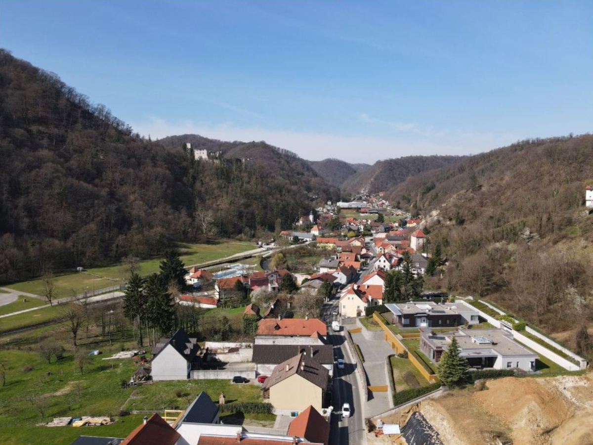 Gradbeno zemljišče v stanovanjski četrti Samobora