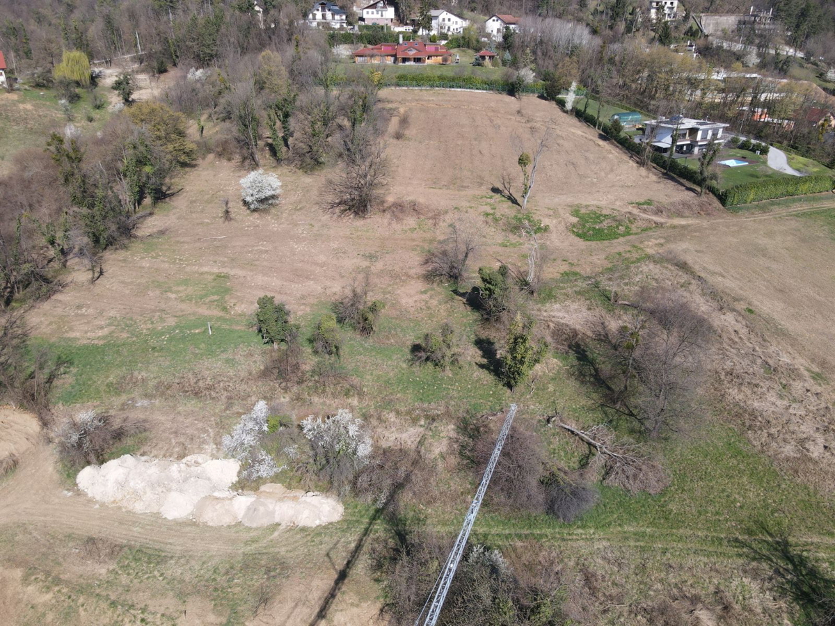 Gradbeno zemljišče v stanovanjski četrti Samobora