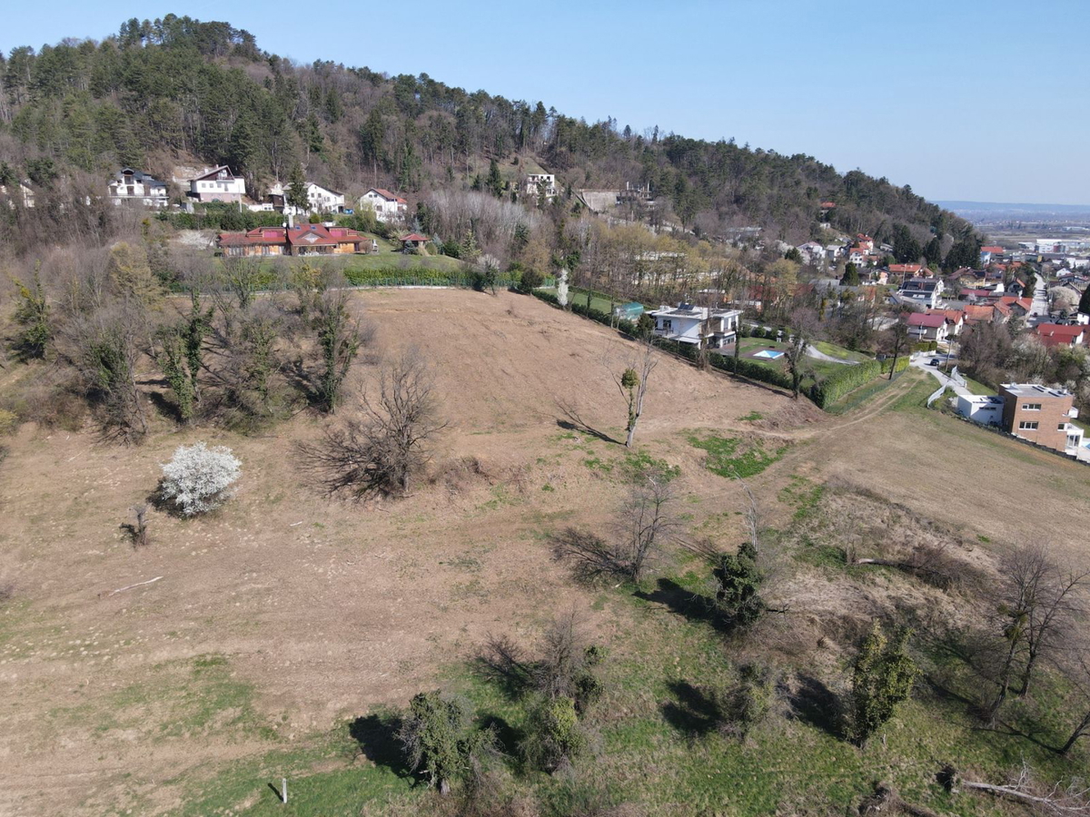 Gradbeno zemljišče v stanovanjski četrti Samobora