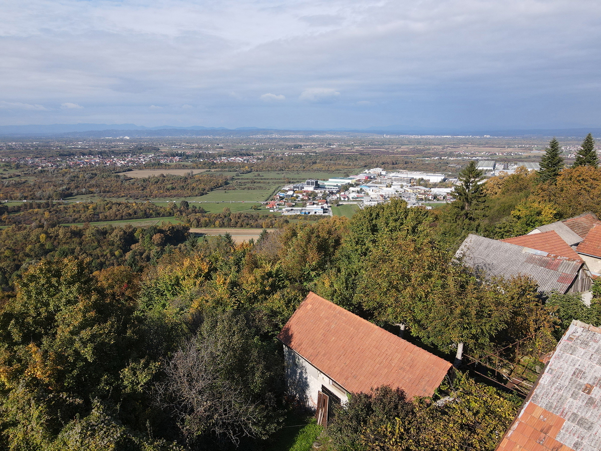 Gradbišče z razgledom na Svetonedeljski breg