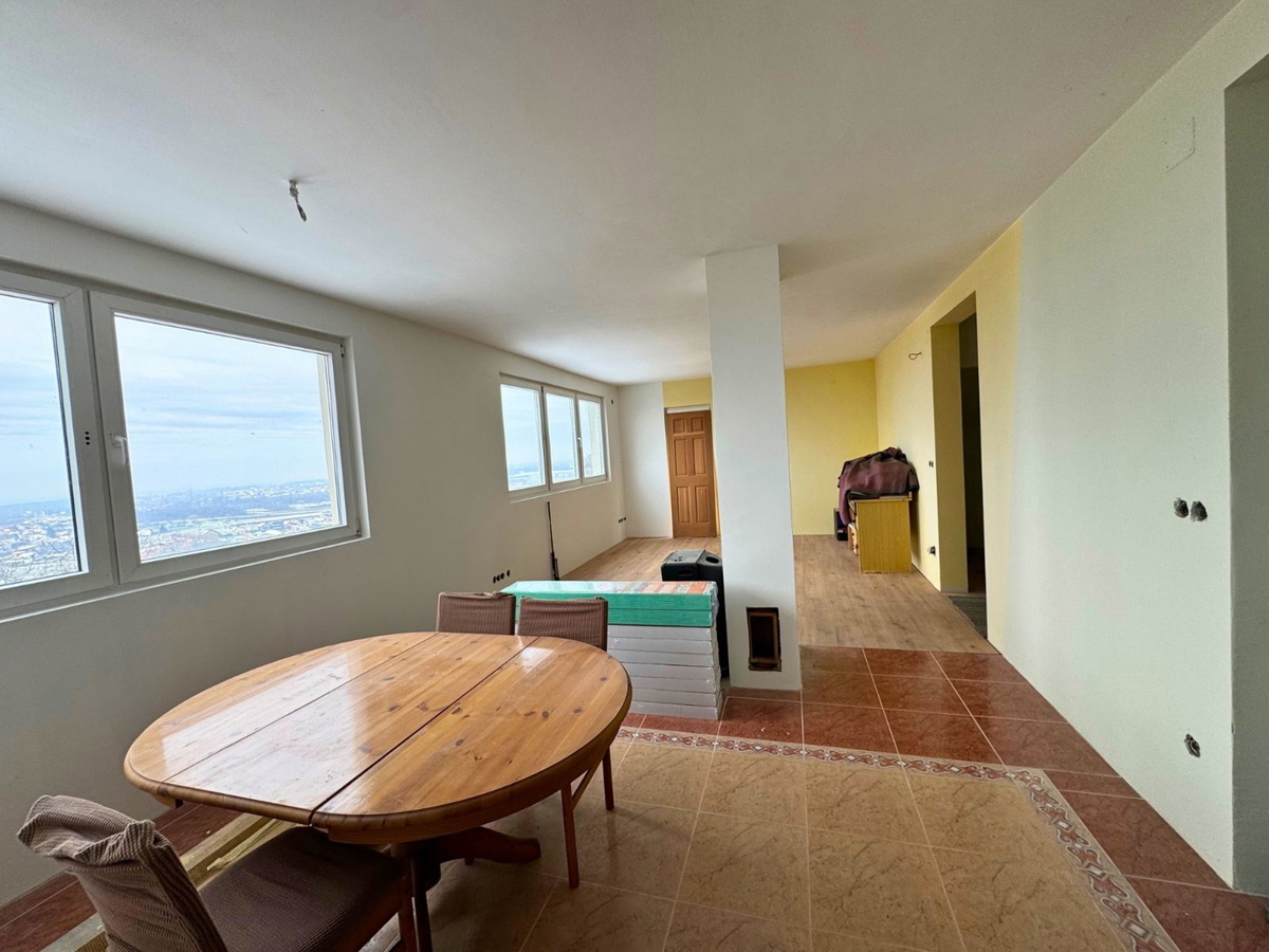 Hiša z dvema apartmajema v Sveti Nedelji