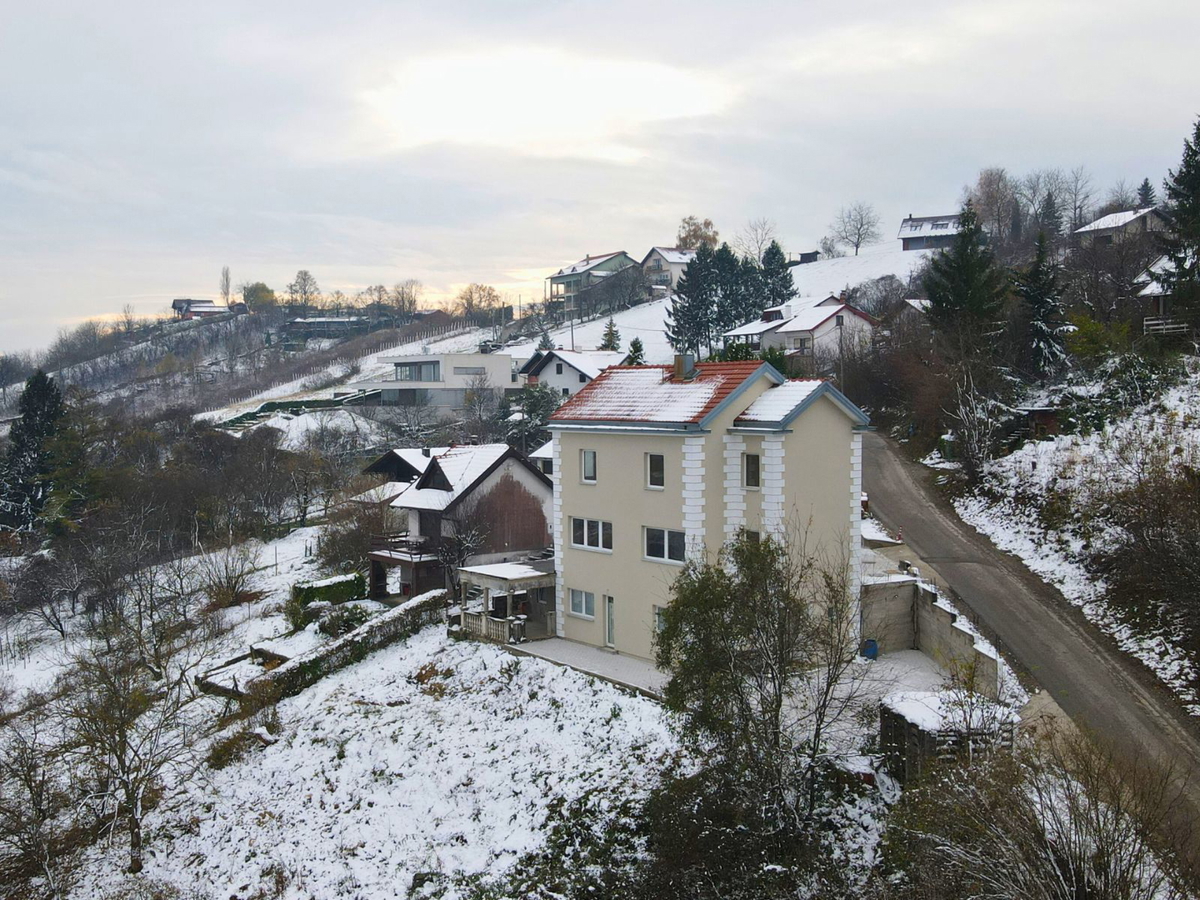Hiša z dvema apartmajema v Sveti Nedelji