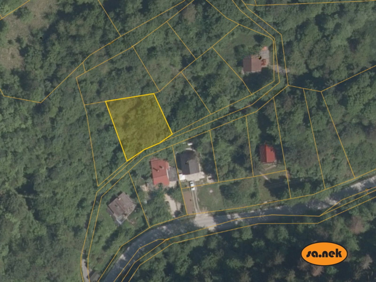 Gradbeno zemljišče v zelenju na obrobju mesta Samobor