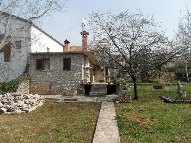 Zemljišče s staro kamnito hišo