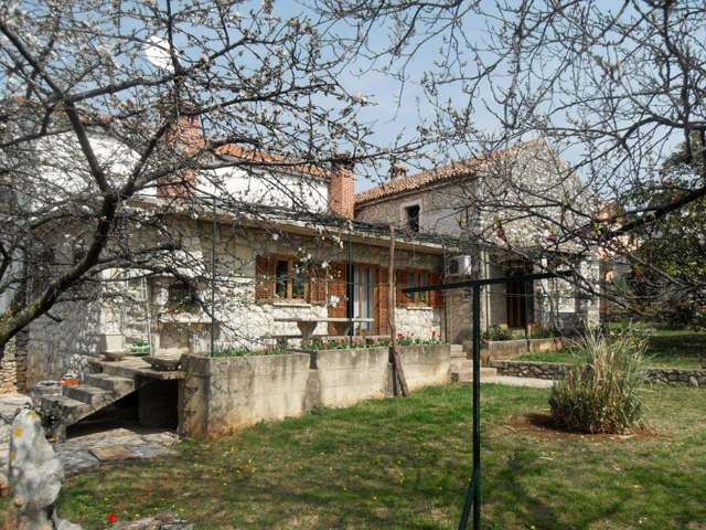 Zemljišče s staro kamnito hišo