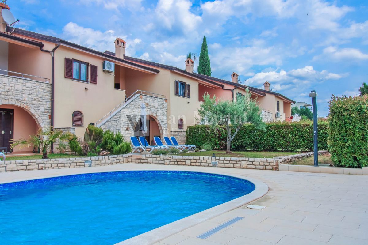 Poreč, hiša z bazenom in odprtim razgledom