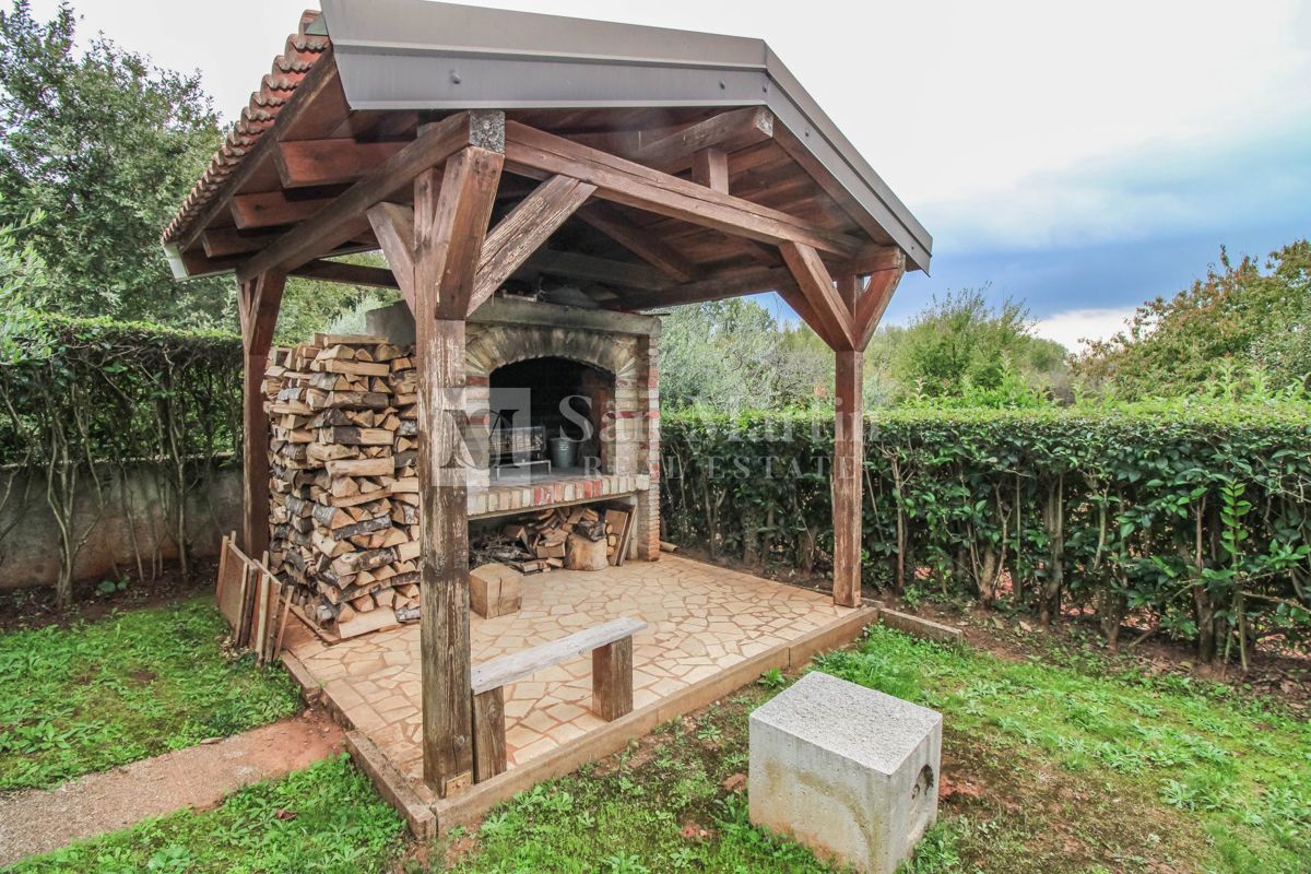 OKOLICA POREČA - HIŠA Z GARAŽO IN KLETO