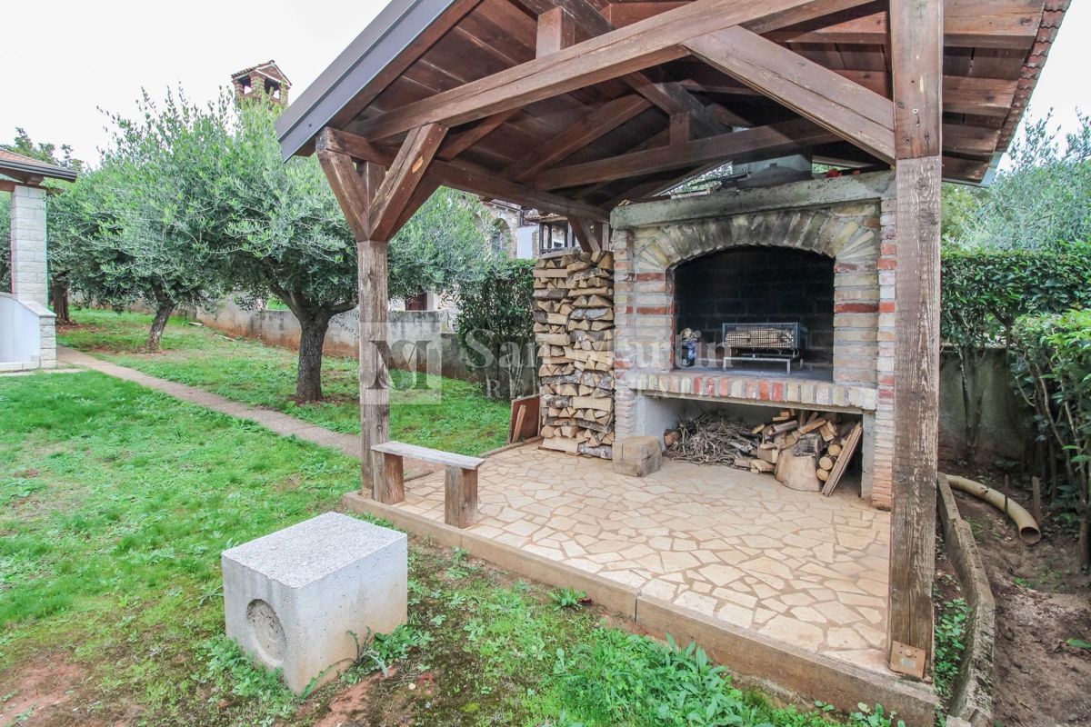 OKOLICA POREČA - HIŠA Z GARAŽO IN KLETO
