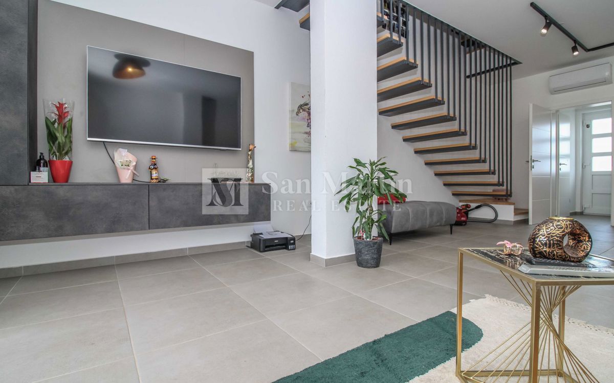 NOVIGRAD, OPREMLJENA NOVA HIŠA V VRSTI