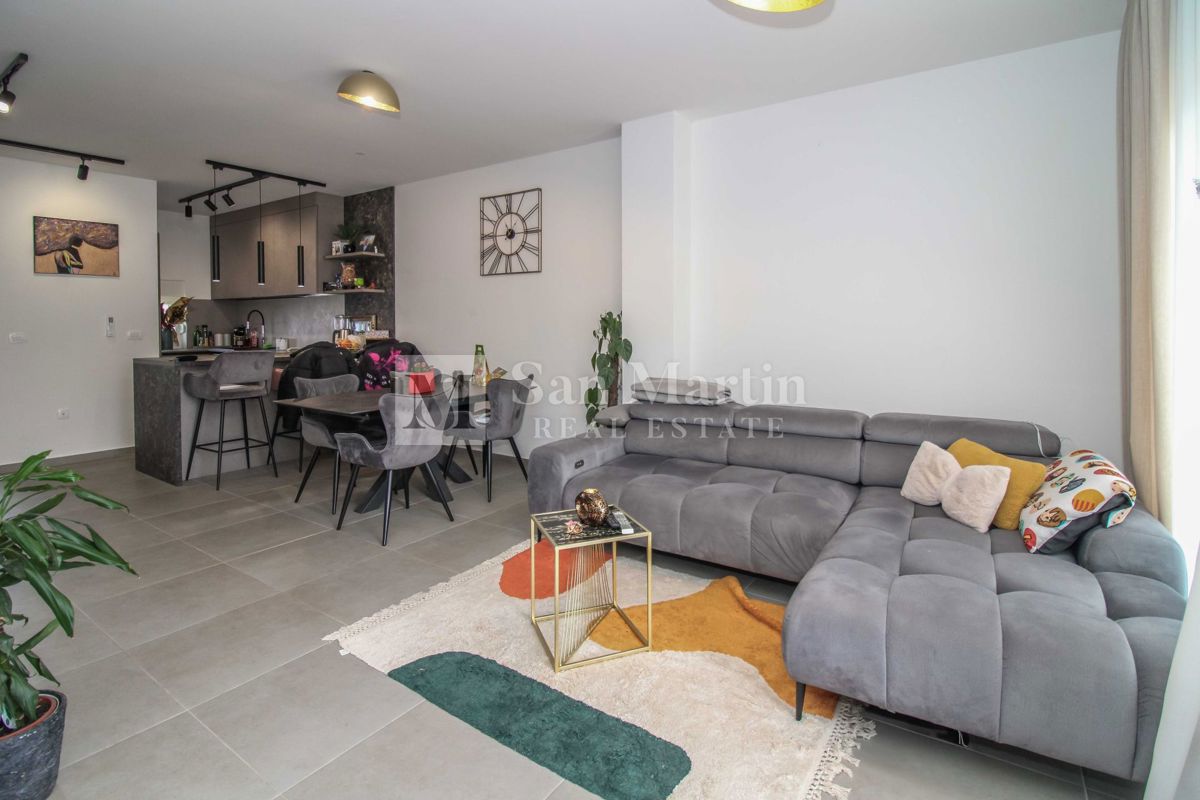 NOVIGRAD, OPREMLJENA NOVA HIŠA V VRSTI