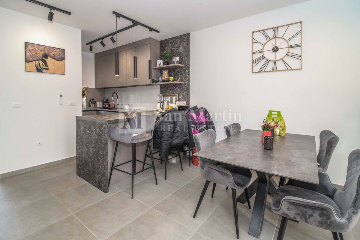 NOVIGRAD, OPREMLJENA NOVA HIŠA V VRSTI