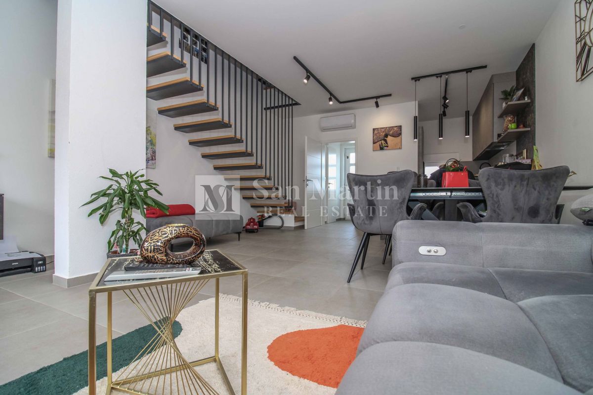 NOVIGRAD, OPREMLJENA NOVA HIŠA V VRSTI