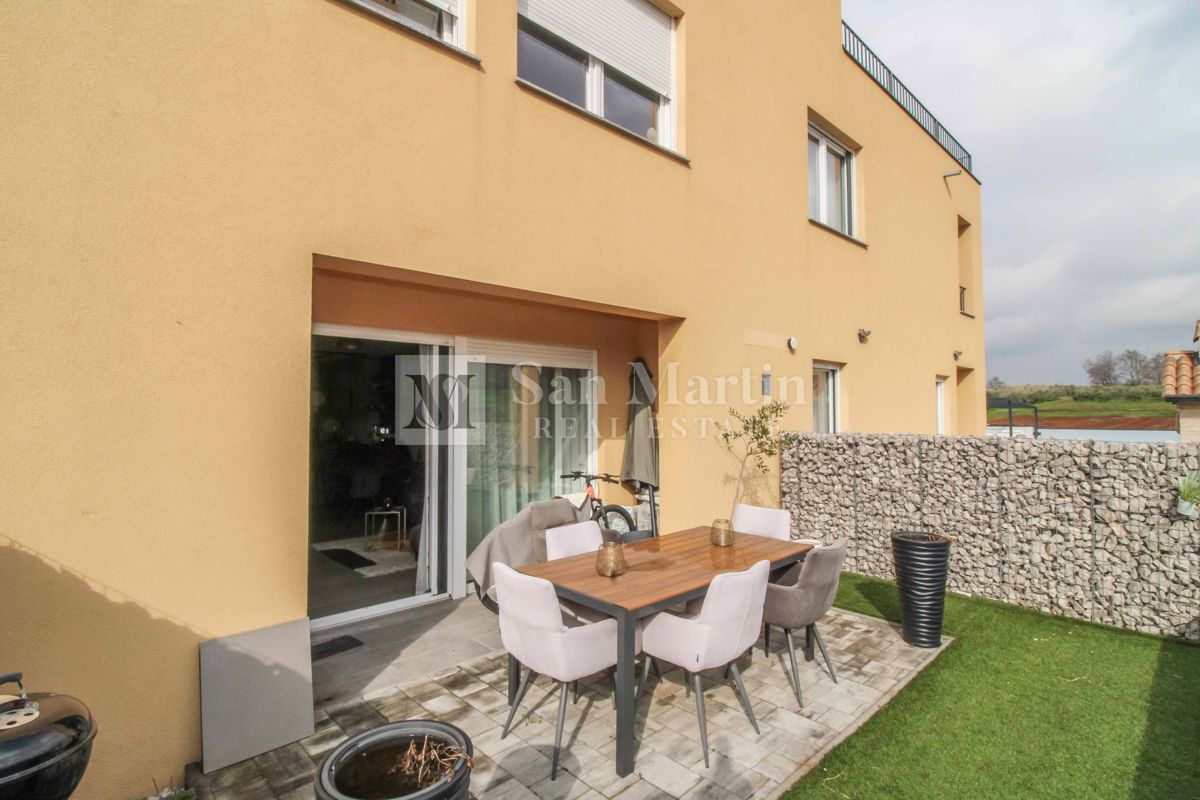 NOVIGRAD, OPREMLJENA NOVA HIŠA V VRSTI