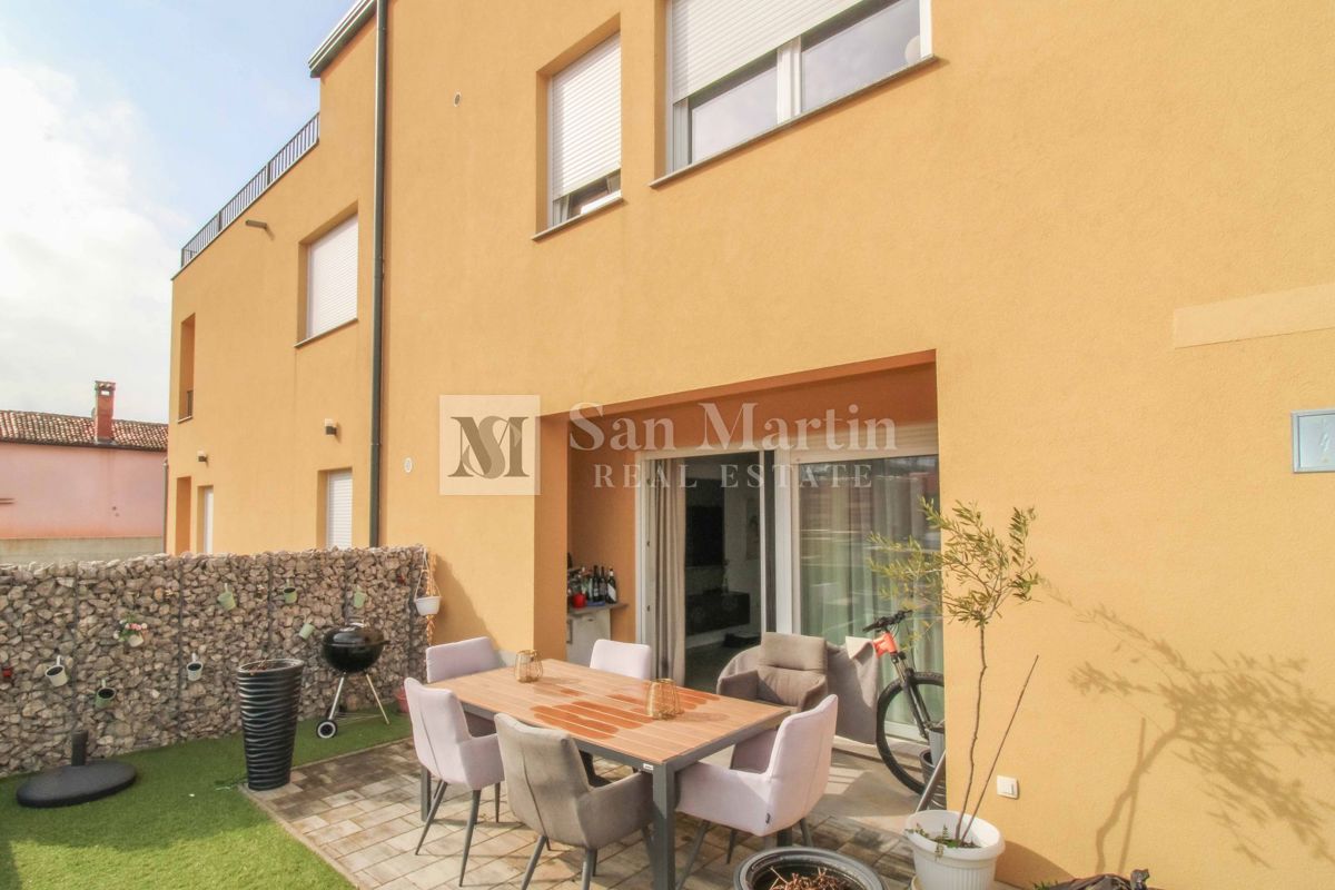 NOVIGRAD, OPREMLJENA NOVA HIŠA V VRSTI