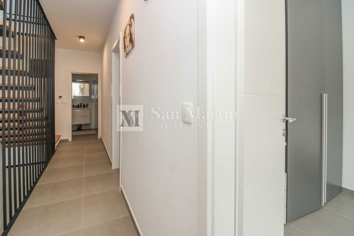 NOVIGRAD, OPREMLJENA NOVA HIŠA V VRSTI