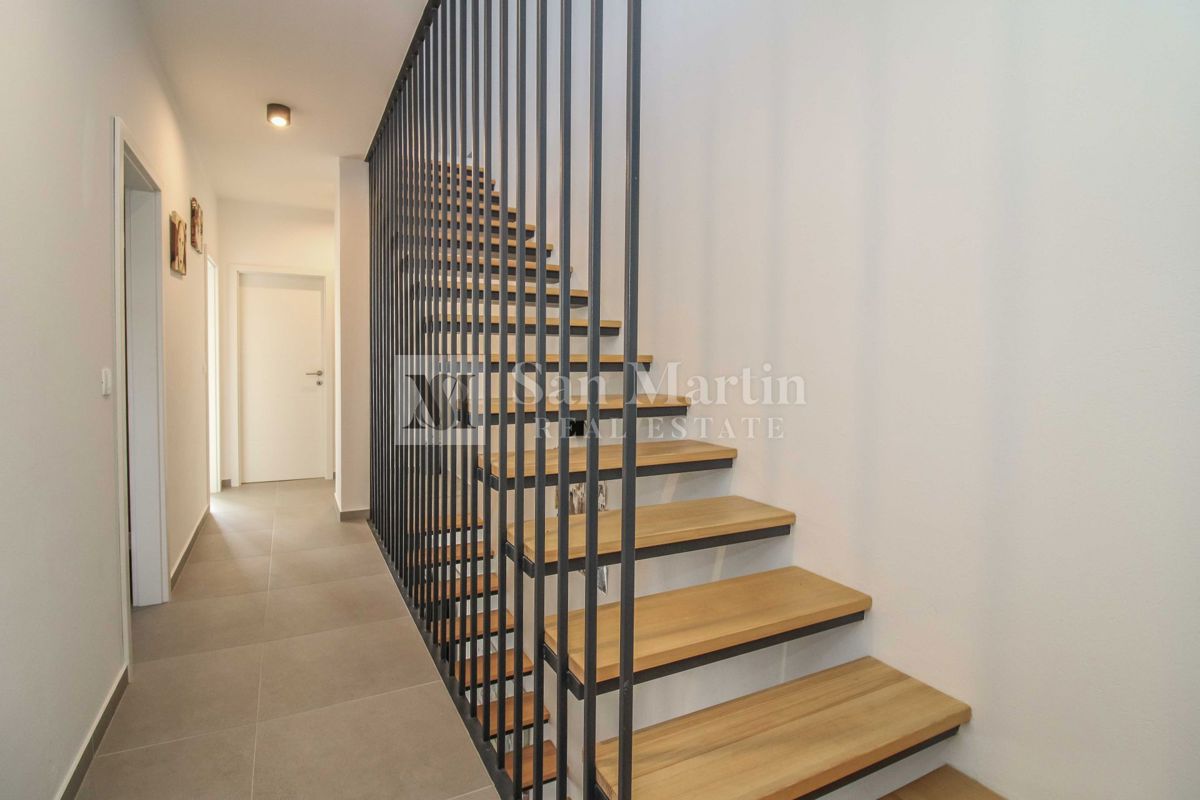 NOVIGRAD, OPREMLJENA NOVA HIŠA V VRSTI