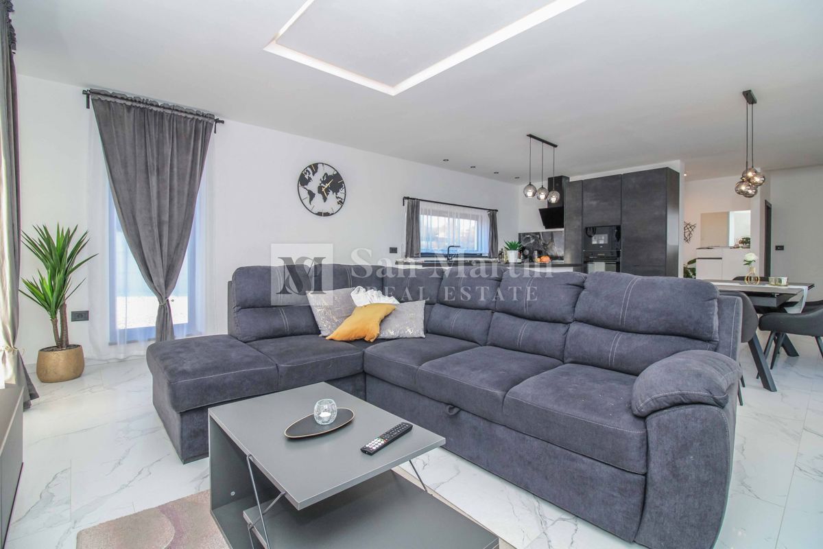 ŽMINJ, Nova pritlična hiša z bazenom