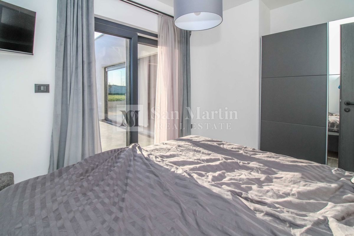 ŽMINJ, Nova pritlična hiša z bazenom