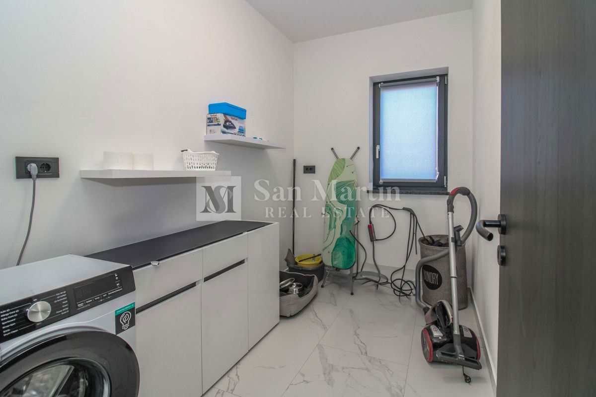 ŽMINJ, Nova pritlična hiša z bazenom