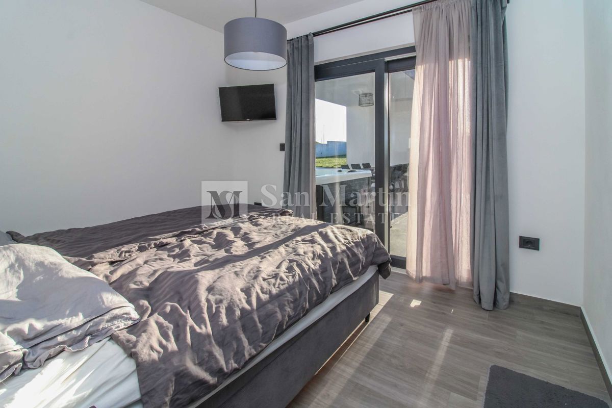 ŽMINJ, Nova pritlična hiša z bazenom