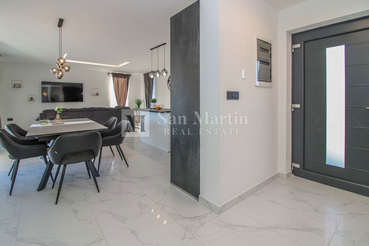 ŽMINJ, Nova pritlična hiša z bazenom