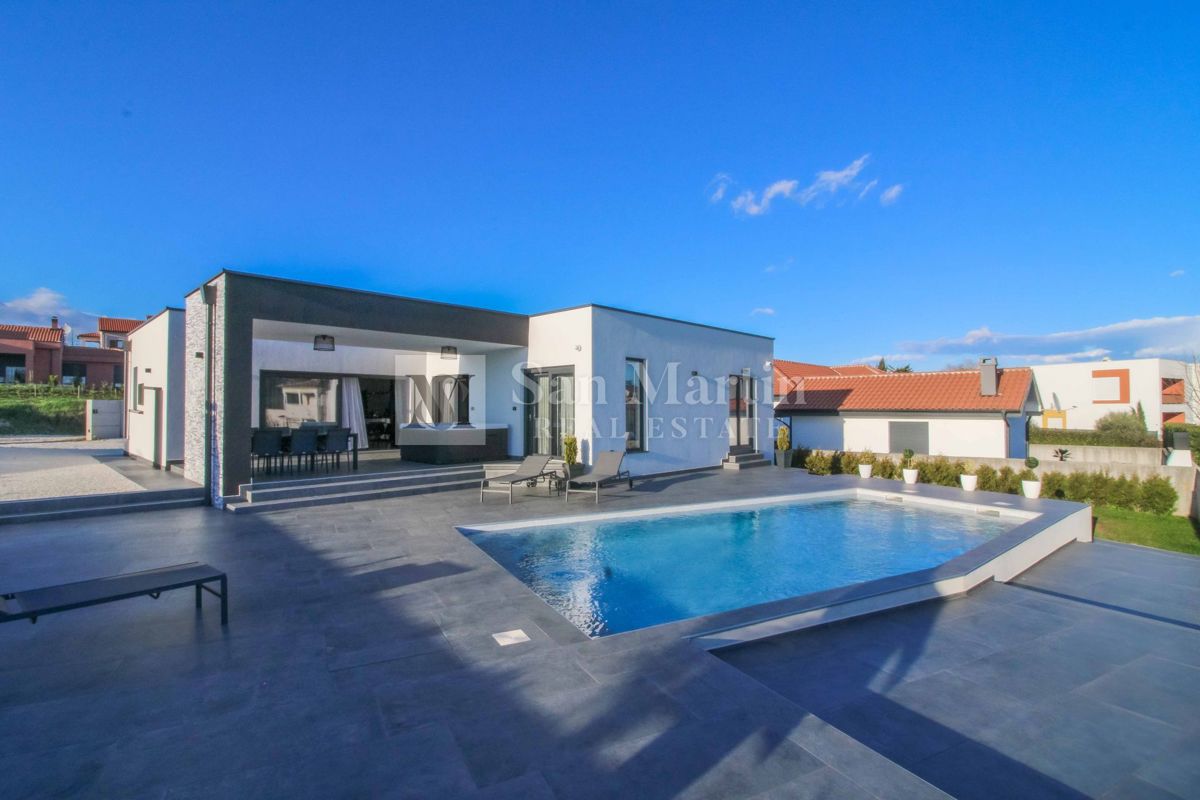 ŽMINJ, Nova pritlična hiša z bazenom