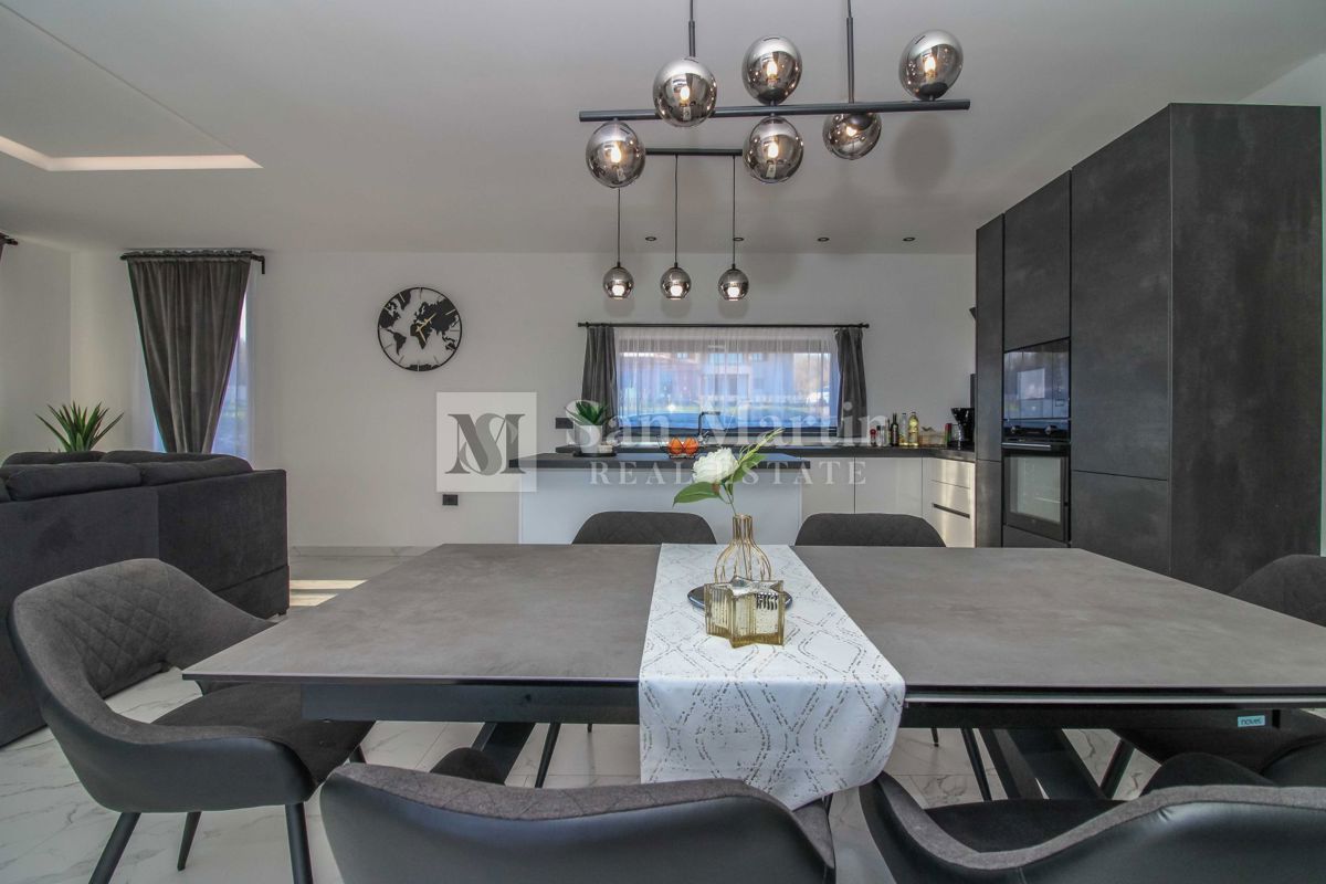 ŽMINJ, Nova pritlična hiša z bazenom