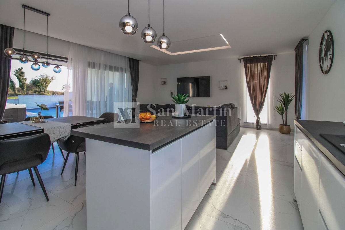 ŽMINJ, Nova pritlična hiša z bazenom