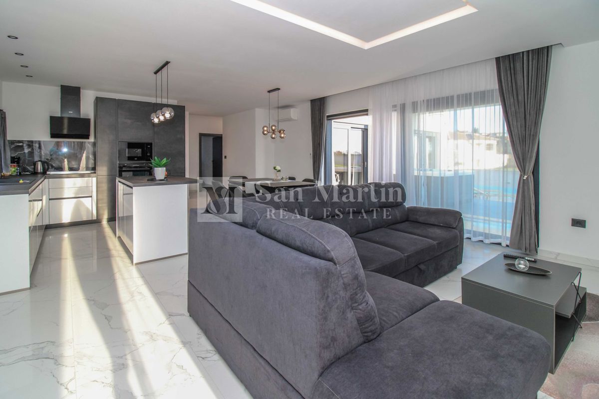 ŽMINJ, Nova pritlična hiša z bazenom