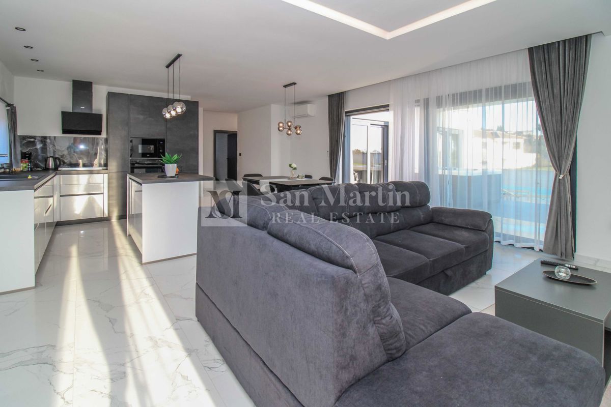 ŽMINJ, Nova pritlična hiša z bazenom