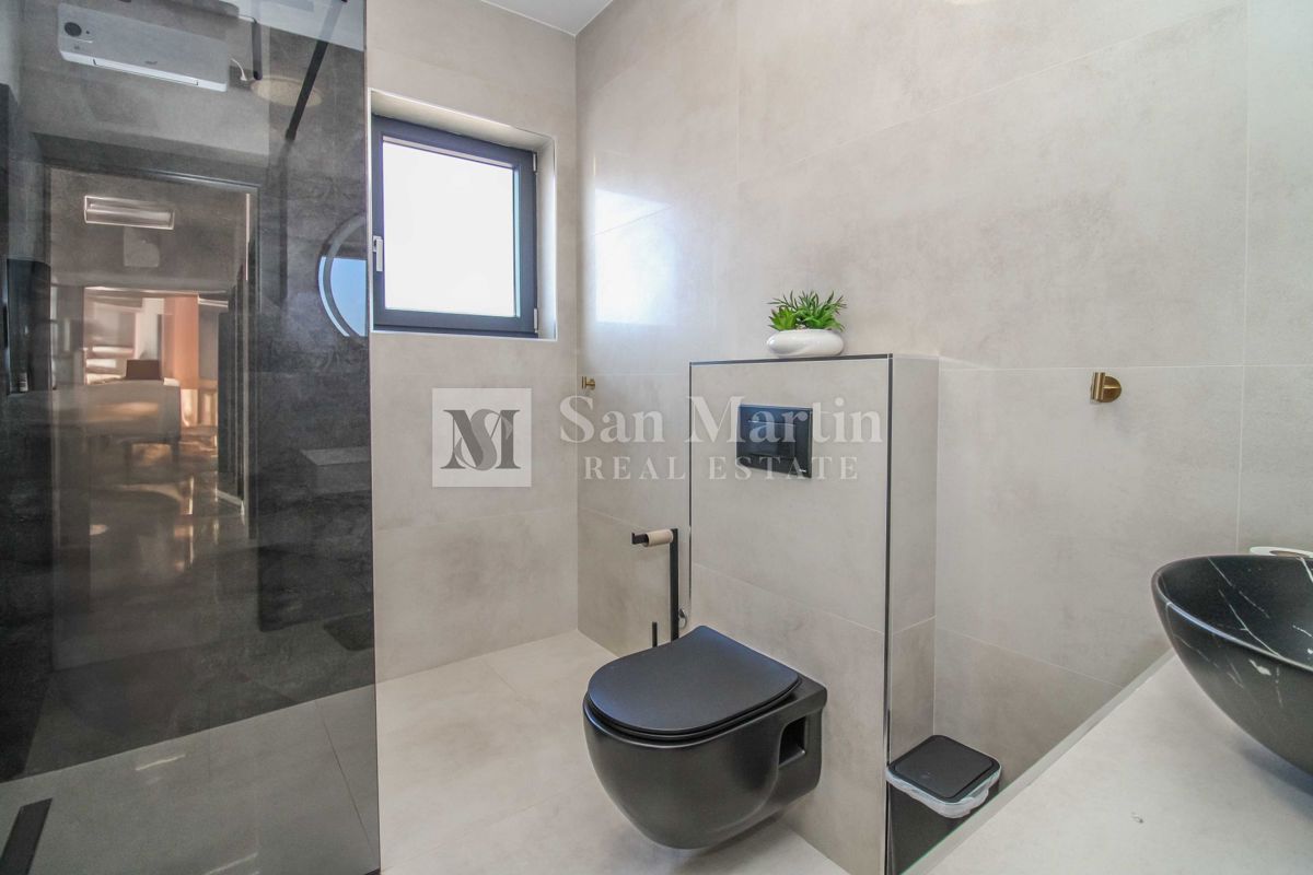 ŽMINJ, Nova pritlična hiša z bazenom