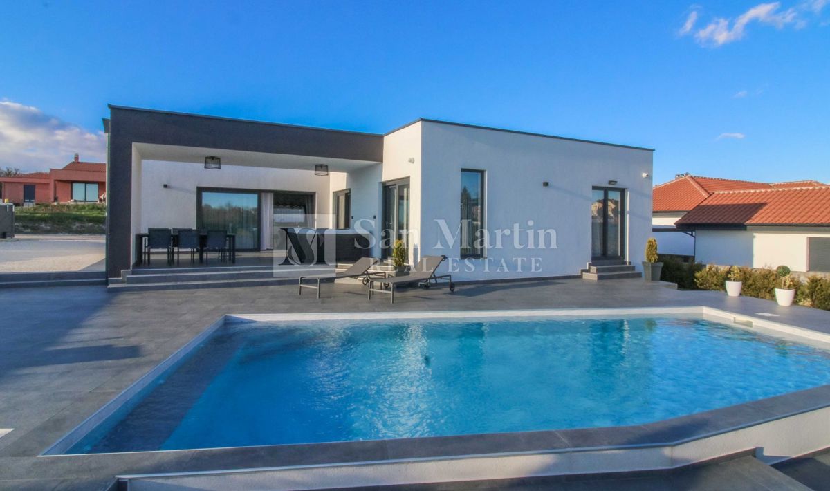 ŽMINJ, Nova pritlična hiša z bazenom