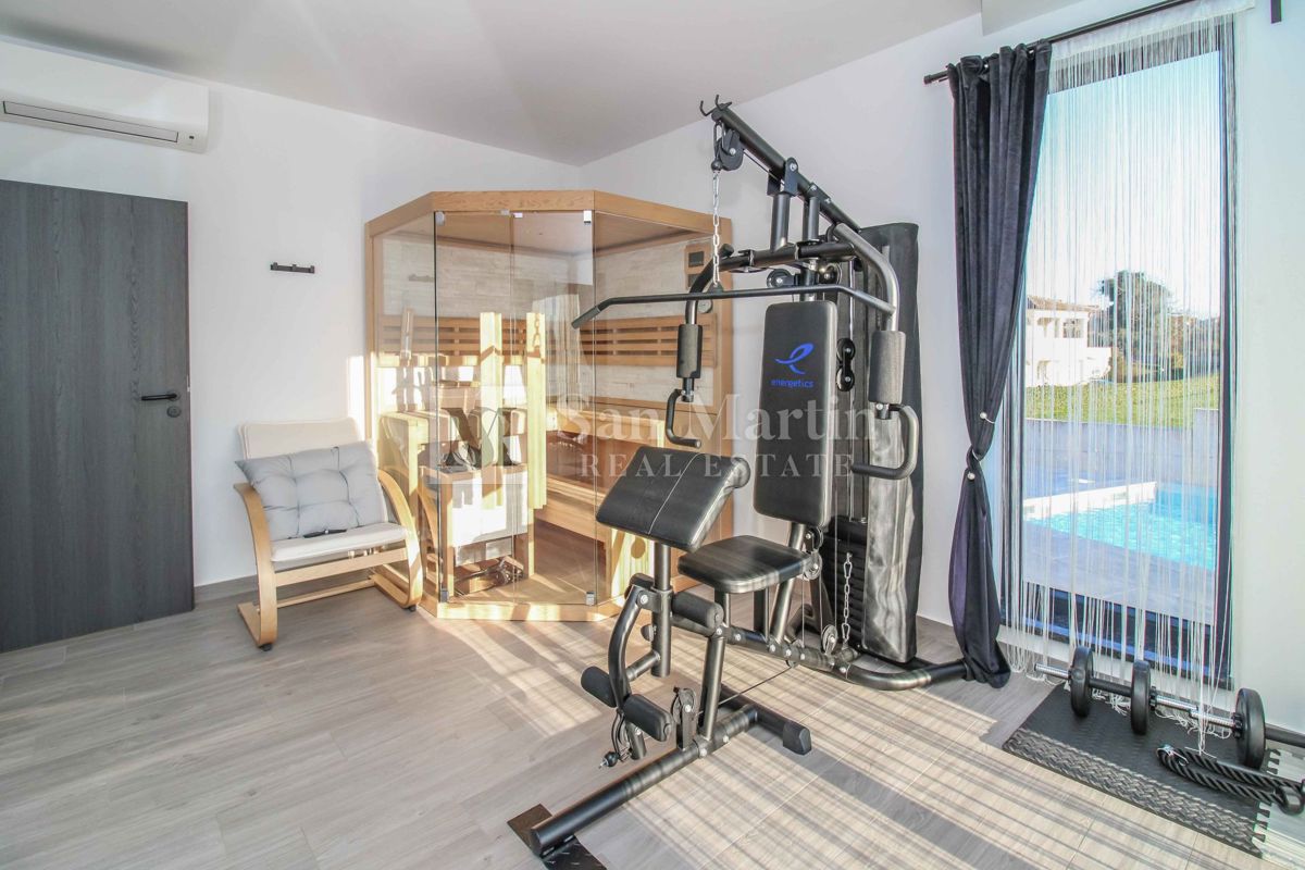 ŽMINJ, Nova pritlična hiša z bazenom