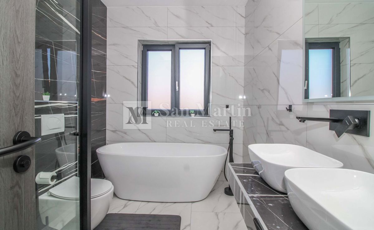 ŽMINJ, Nova pritlična hiša z bazenom