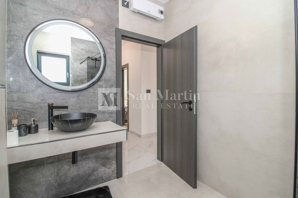 ŽMINJ, Nova pritlična hiša z bazenom