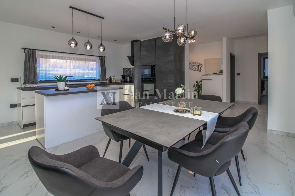 ŽMINJ, Nova pritlična hiša z bazenom