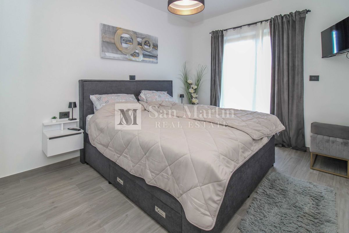 ŽMINJ, Nova pritlična hiša z bazenom