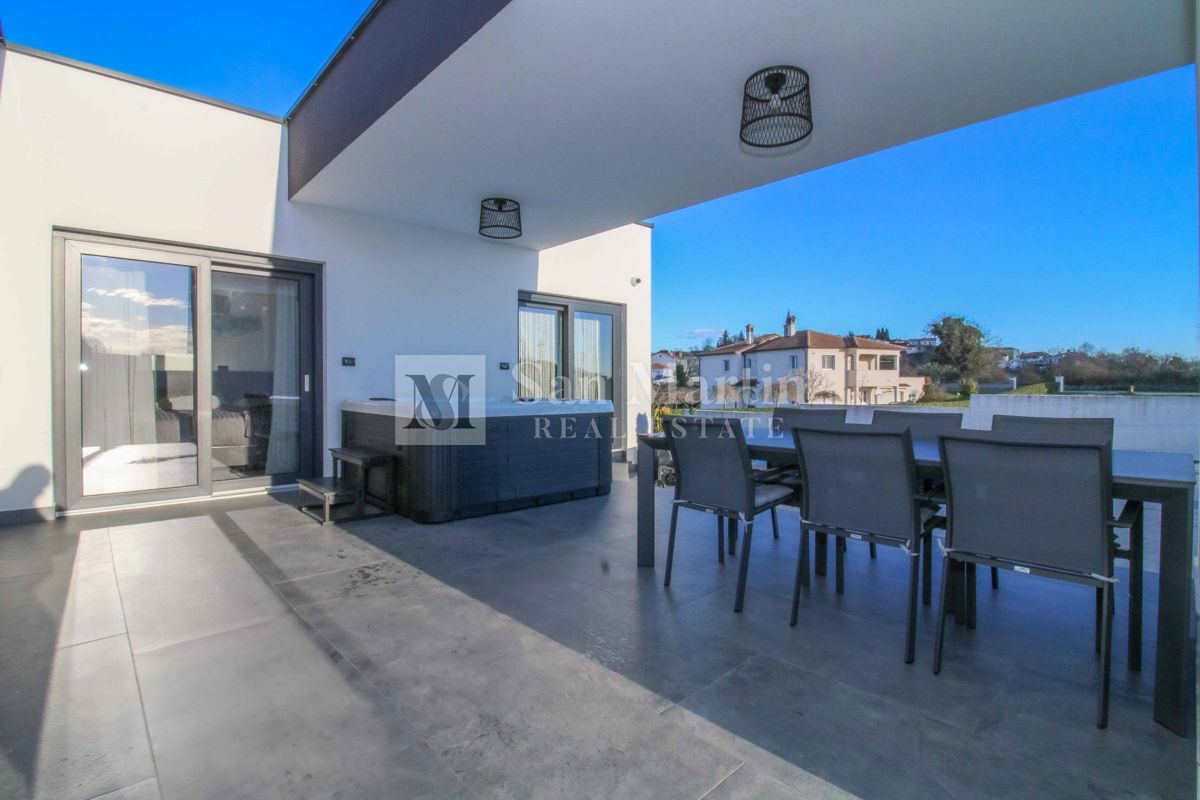 ŽMINJ, Nova pritlična hiša z bazenom