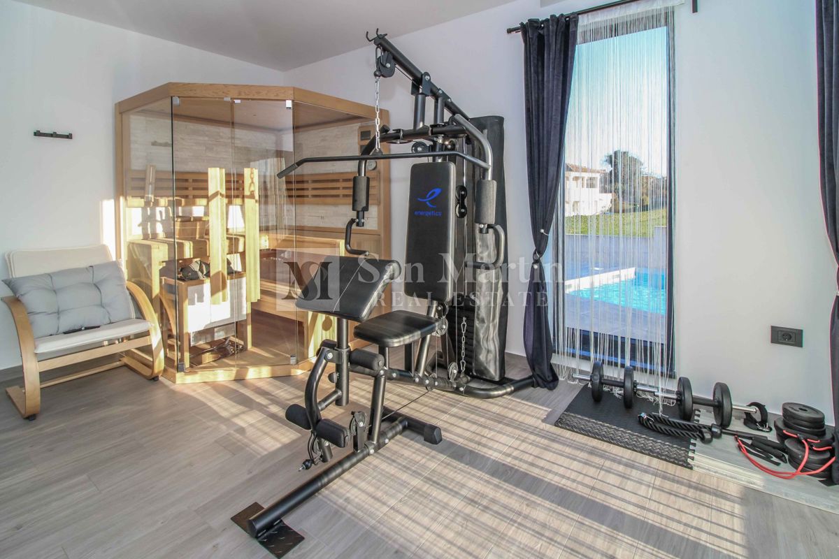 ŽMINJ, Nova pritlična hiša z bazenom