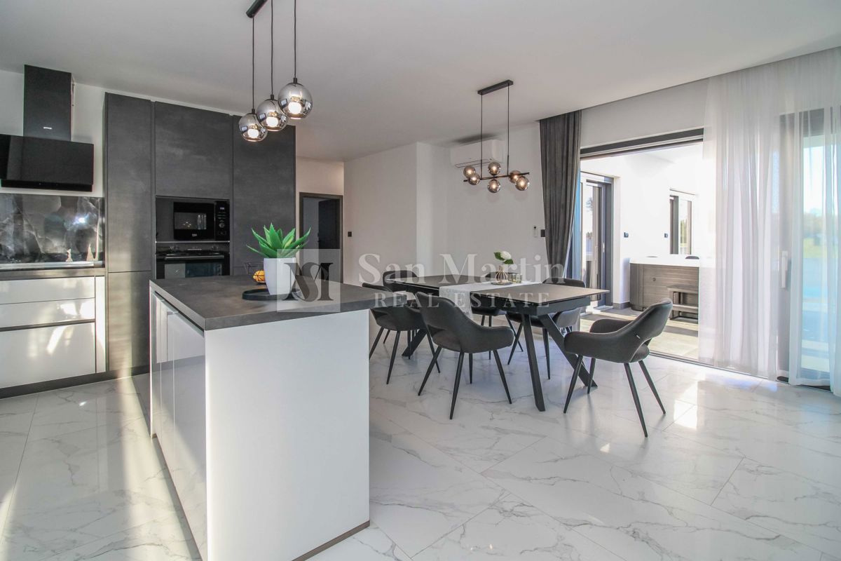 ŽMINJ, Nova pritlična hiša z bazenom